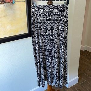 New Directions skirt in black and white .. SZ small. Great design with comfort!